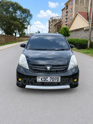 Toyota ISIS 2015 Black