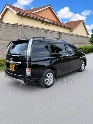 Toyota ISIS 2015 Black