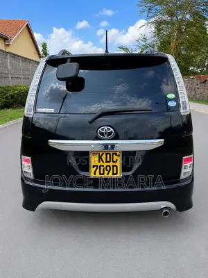 Toyota ISIS 2015 Black