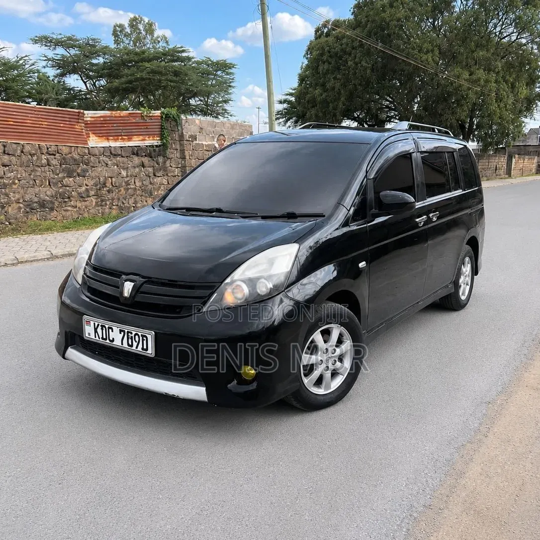 Toyota ISIS 2014 Black