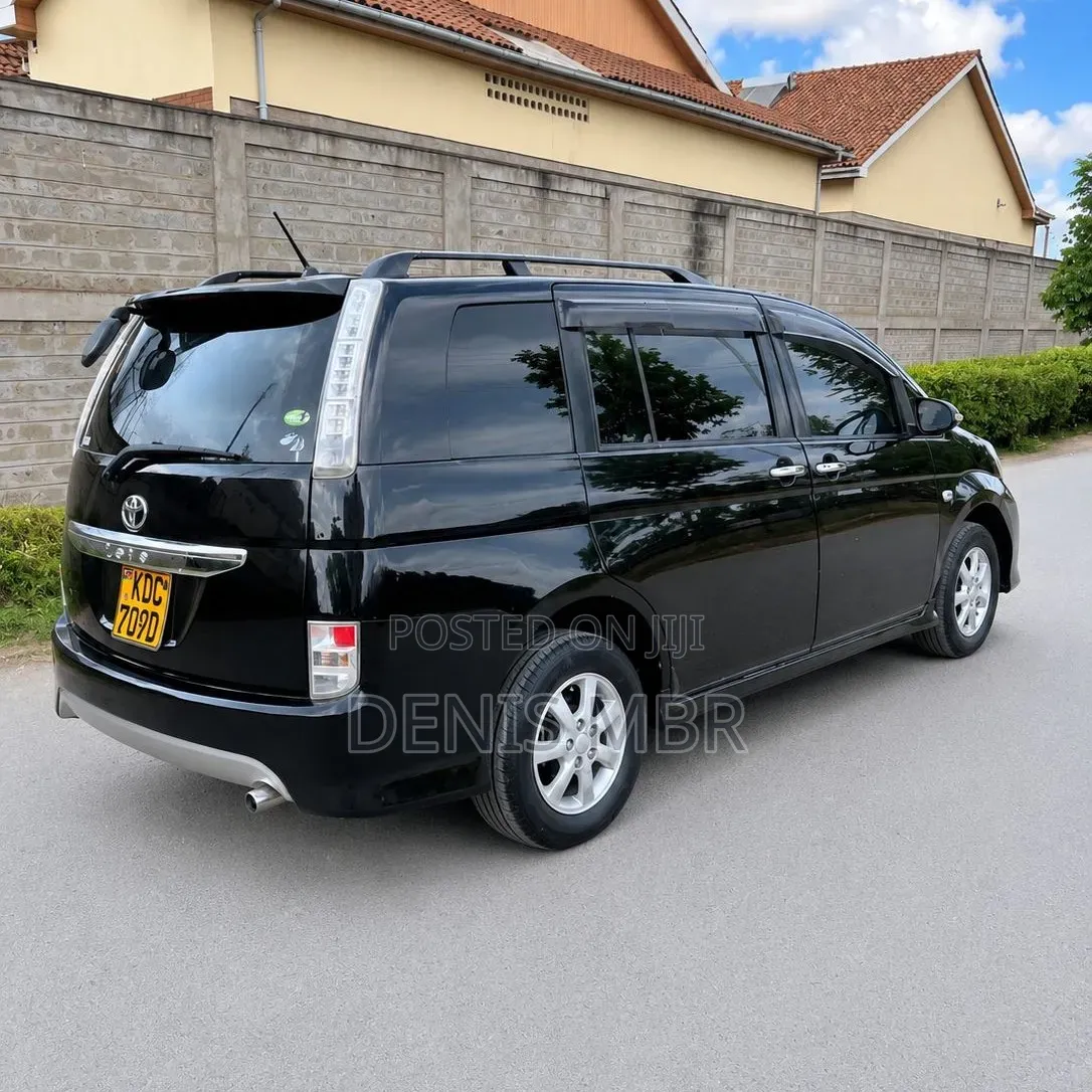 Toyota ISIS 2014 Black