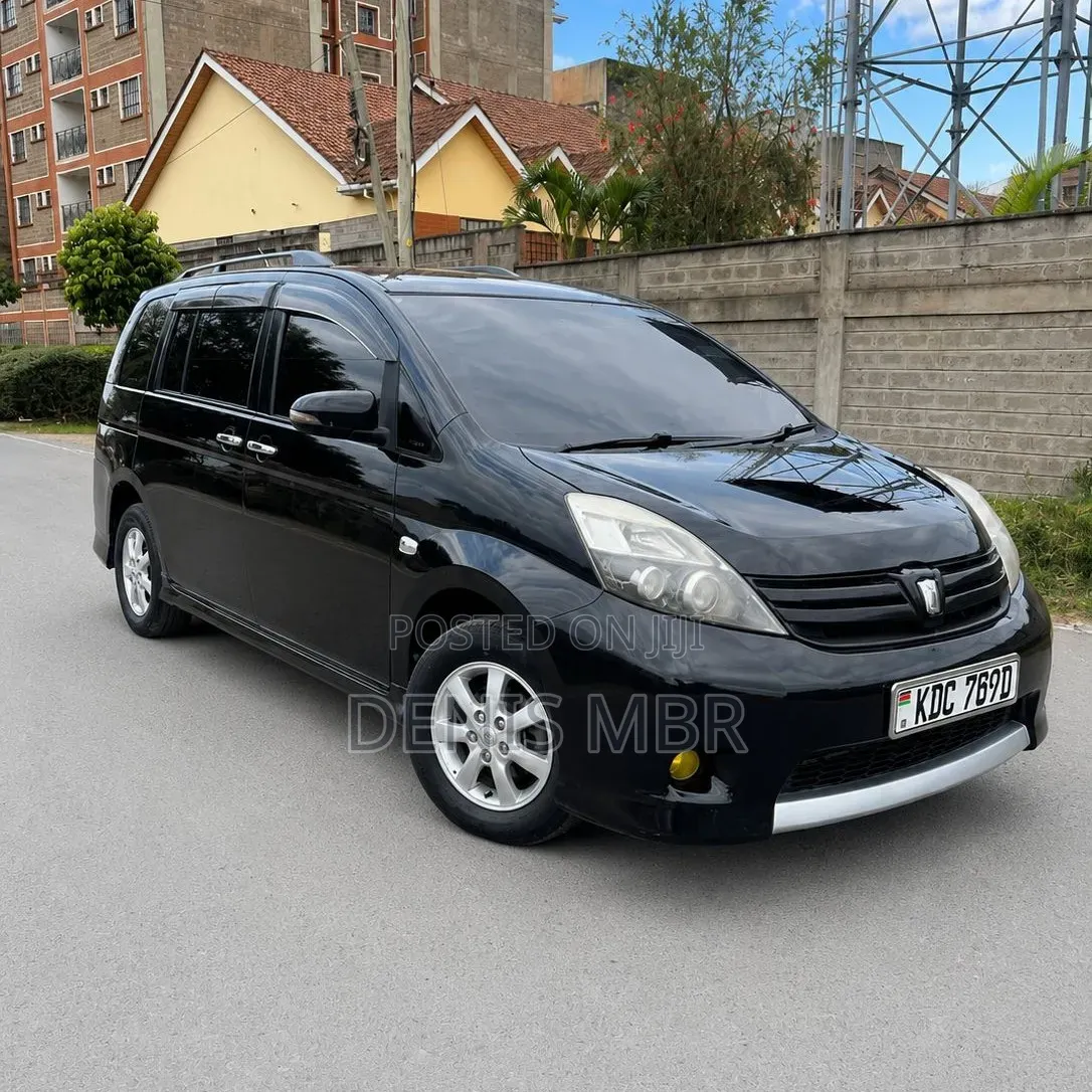 Toyota ISIS 2014 Black