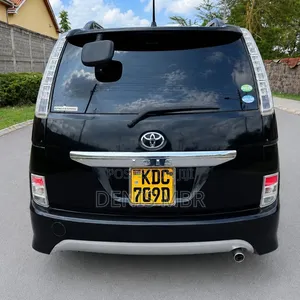 Toyota ISIS 2014 Black