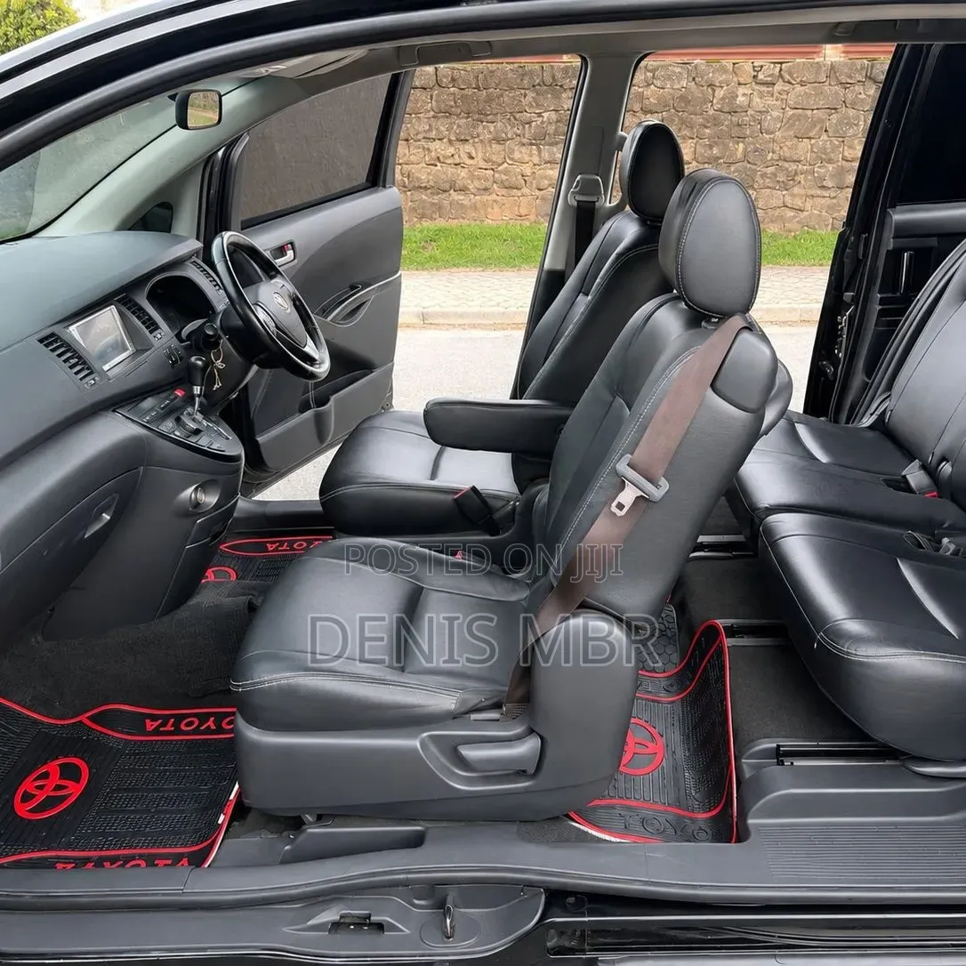 Toyota ISIS 2014 Black