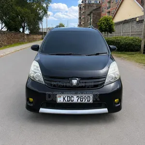 Toyota ISIS 2014 Black