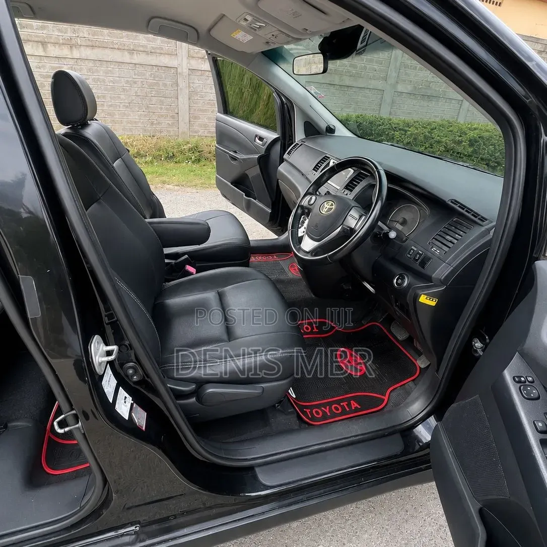 Toyota ISIS 2014 Black