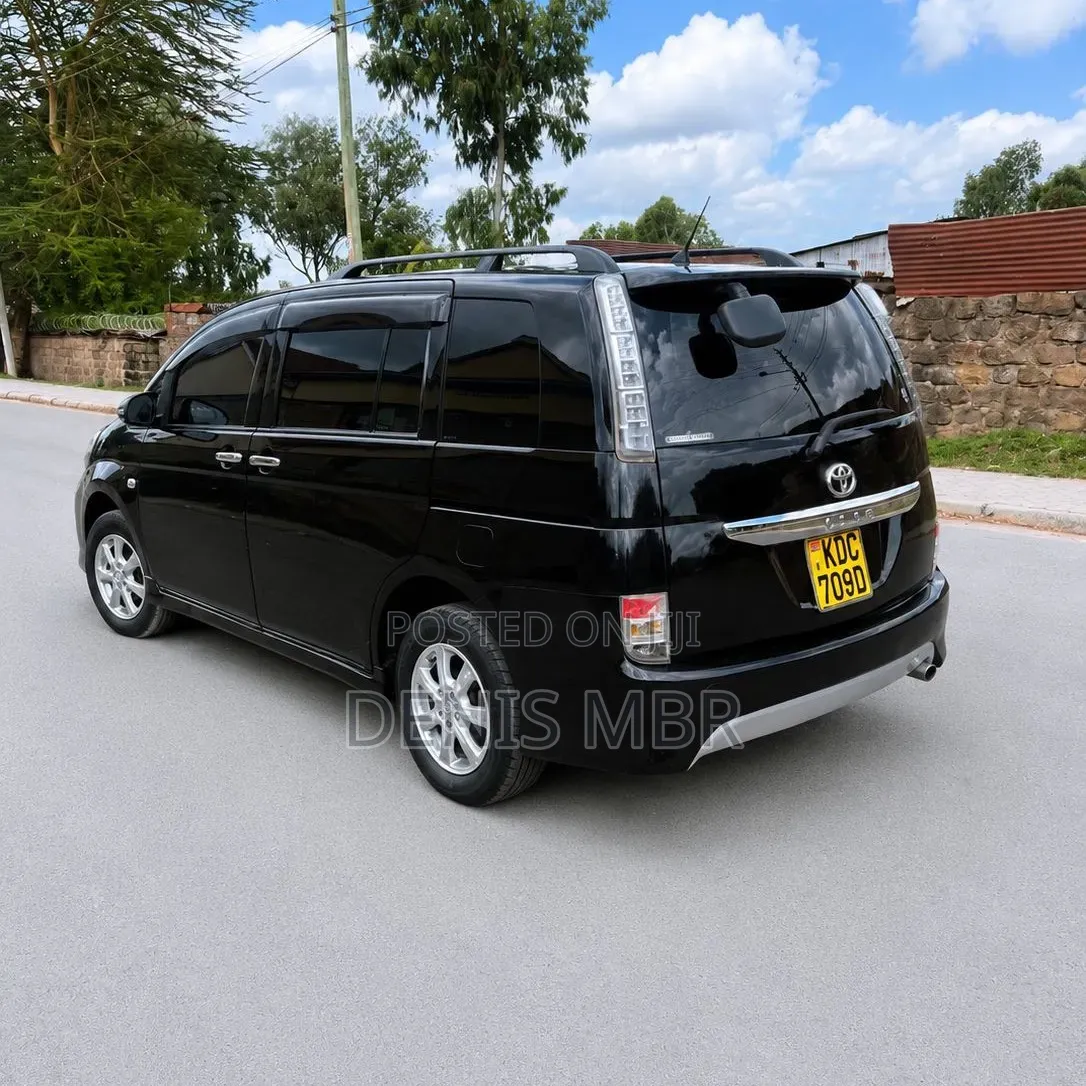 Toyota ISIS 2014 Black