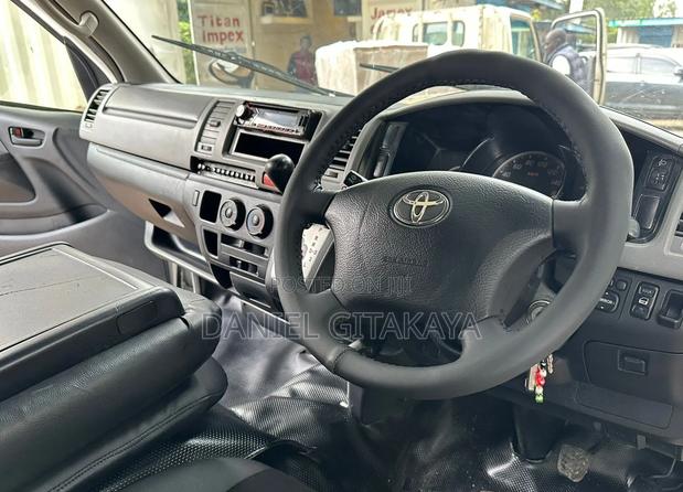 Toyota HiAce 2012 White - thumbnail 5