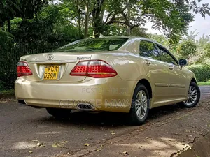 Toyota Crown 2010 Gold