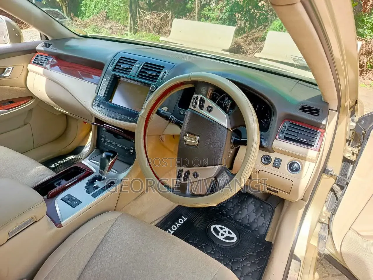 Toyota Crown 2010 Gold