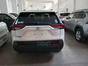 Toyota RAV4 LE AWD 2019 White