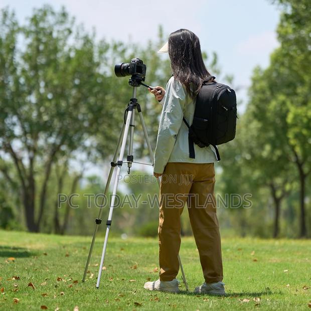 Amazon Basics 60-Inch Lightweight DSLR Tripod With Bag, Black - thumbnail 4