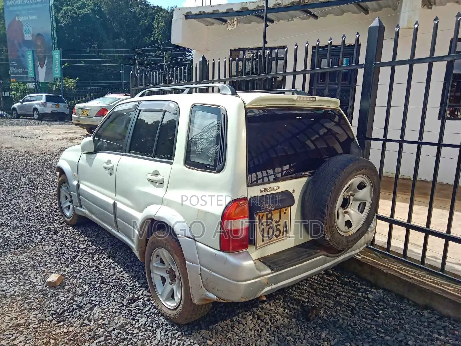Suzuki Escudo 2003 White