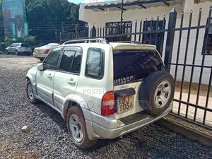 Suzuki Escudo 2003 White