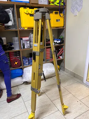 Durable Wooden Survey Tripod With Steel Fittings