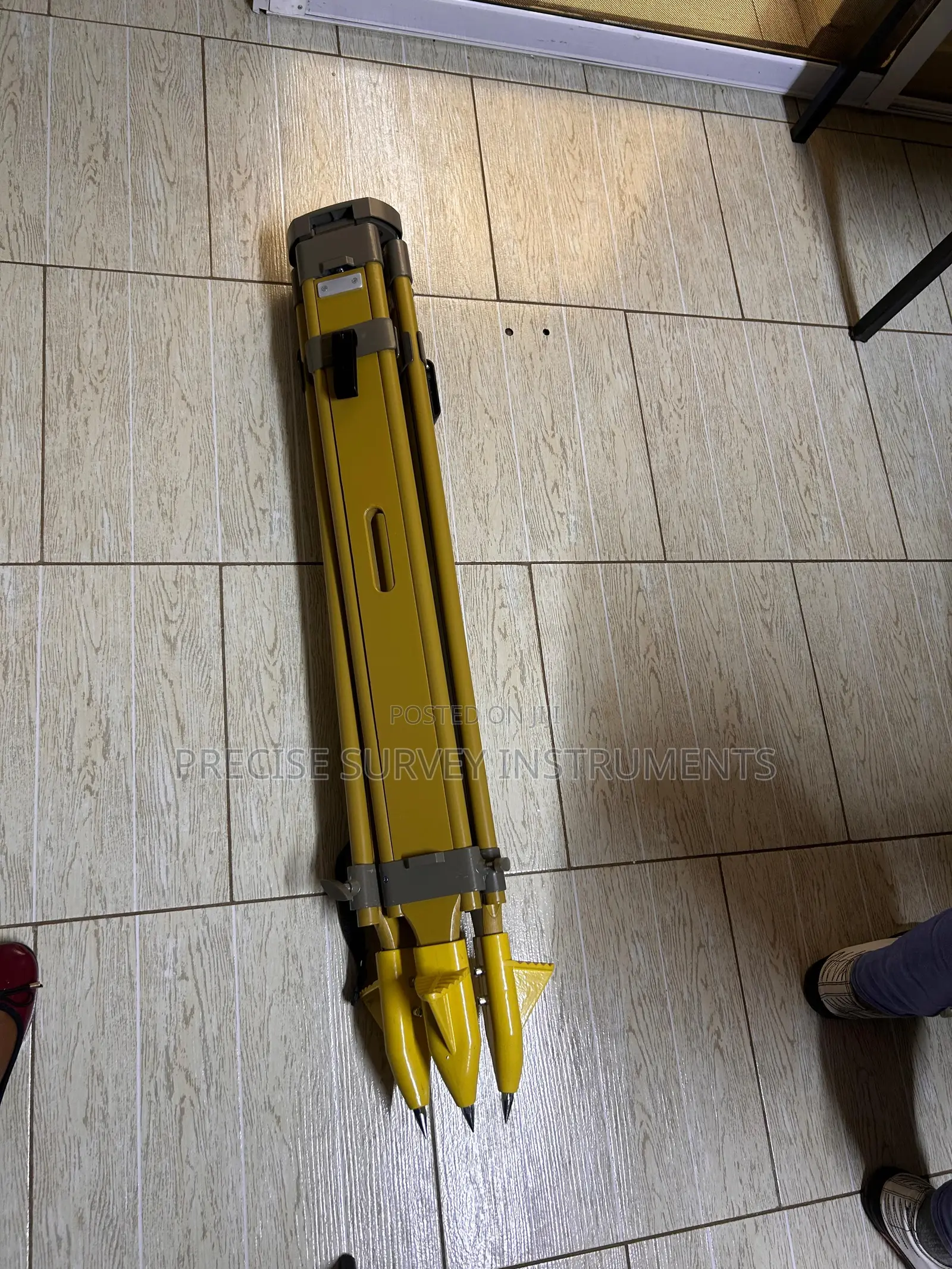 Heavy Duty Wooden Leveling Tripod for Engineers