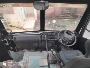 Mitsubishi Fuso Canter 2015 Yellow