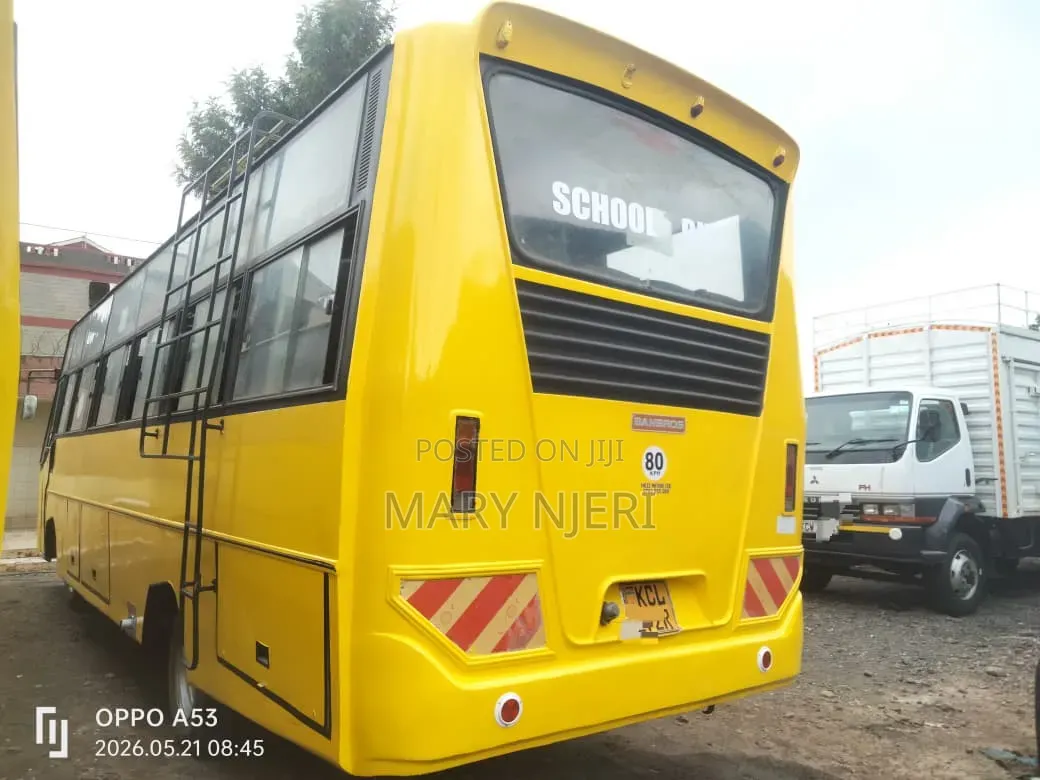 Mitsubishi Fuso Canter 2015 Yellow