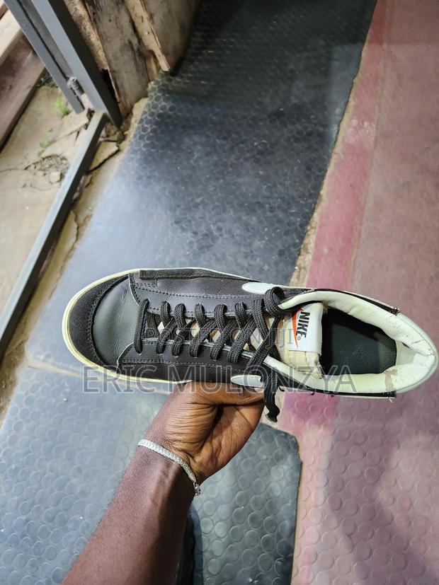 Black Nike Sneakers - thumbnail 3