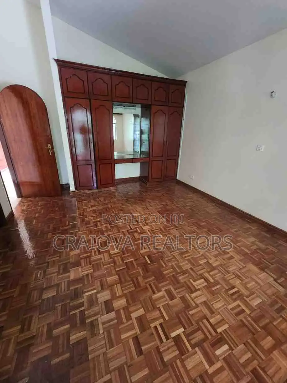 5bdrm Villa in Riverside Drive for sale