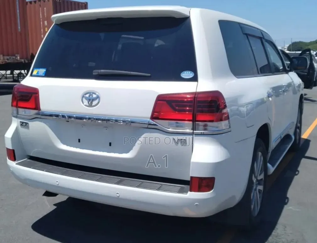 Toyota Land Cruiser 4.6 V8 ZX 2018 Pearl