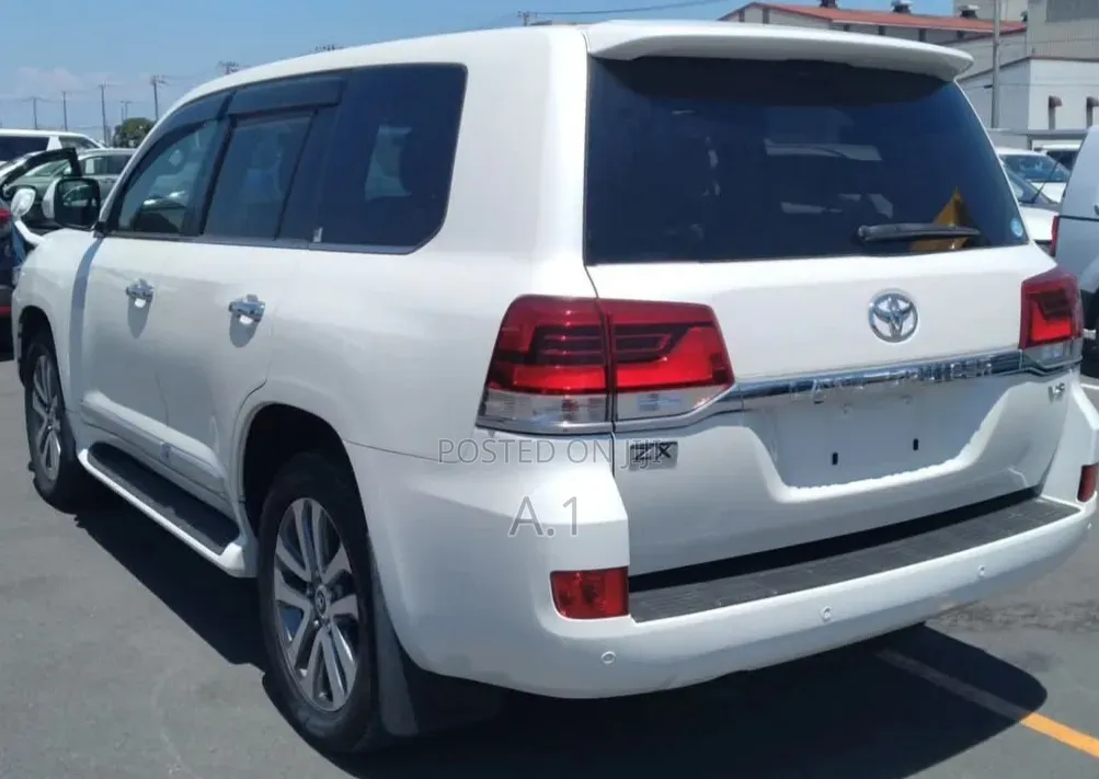 Toyota Land Cruiser 4.6 V8 ZX 2018 Pearl