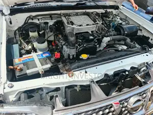 Nissan Hardbody 2017 White