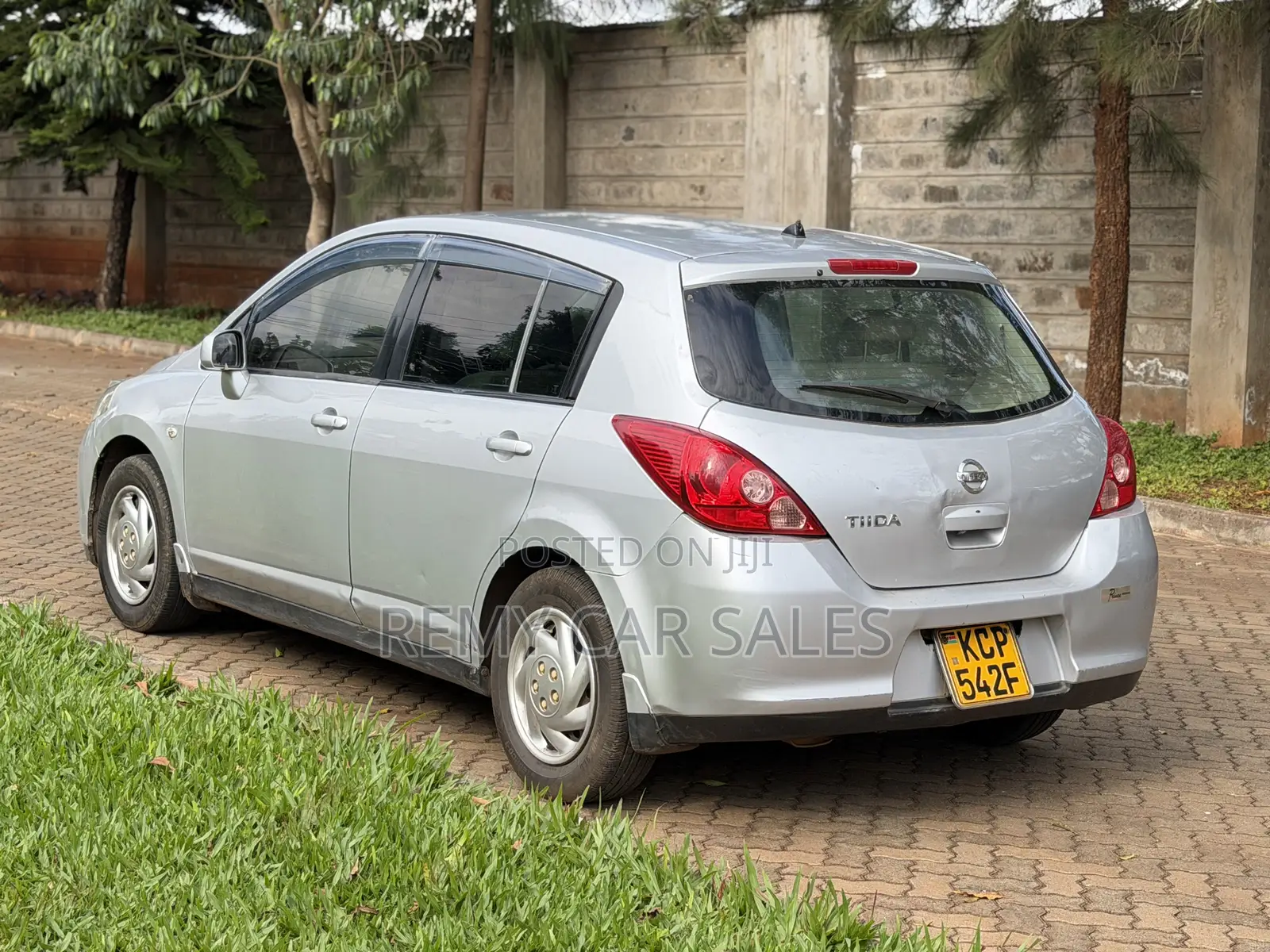 Nissan Tiida 2010 Silver