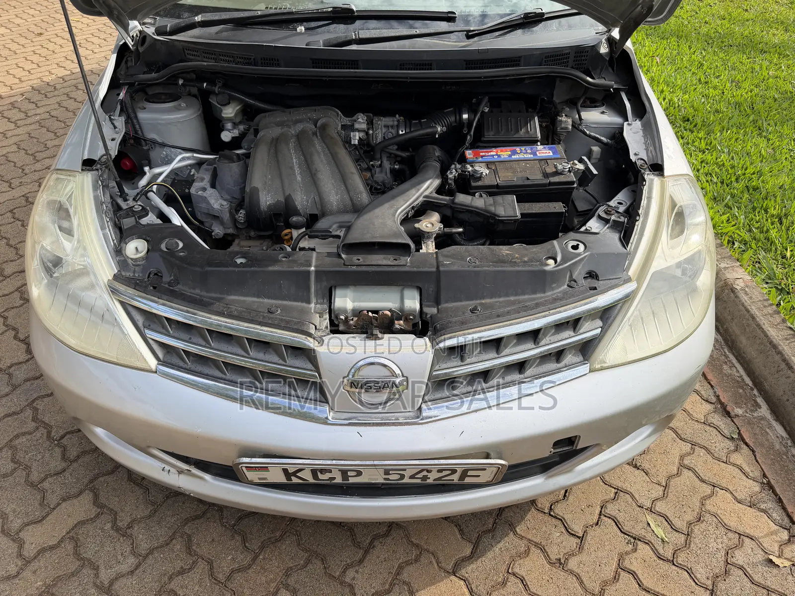 Nissan Tiida 2010 Silver