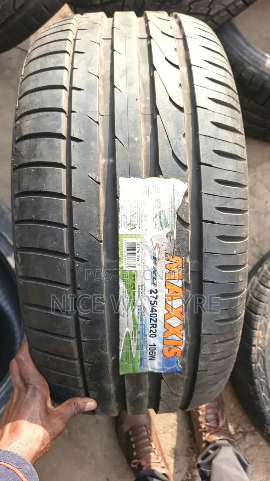 275/40r20 Maxxis