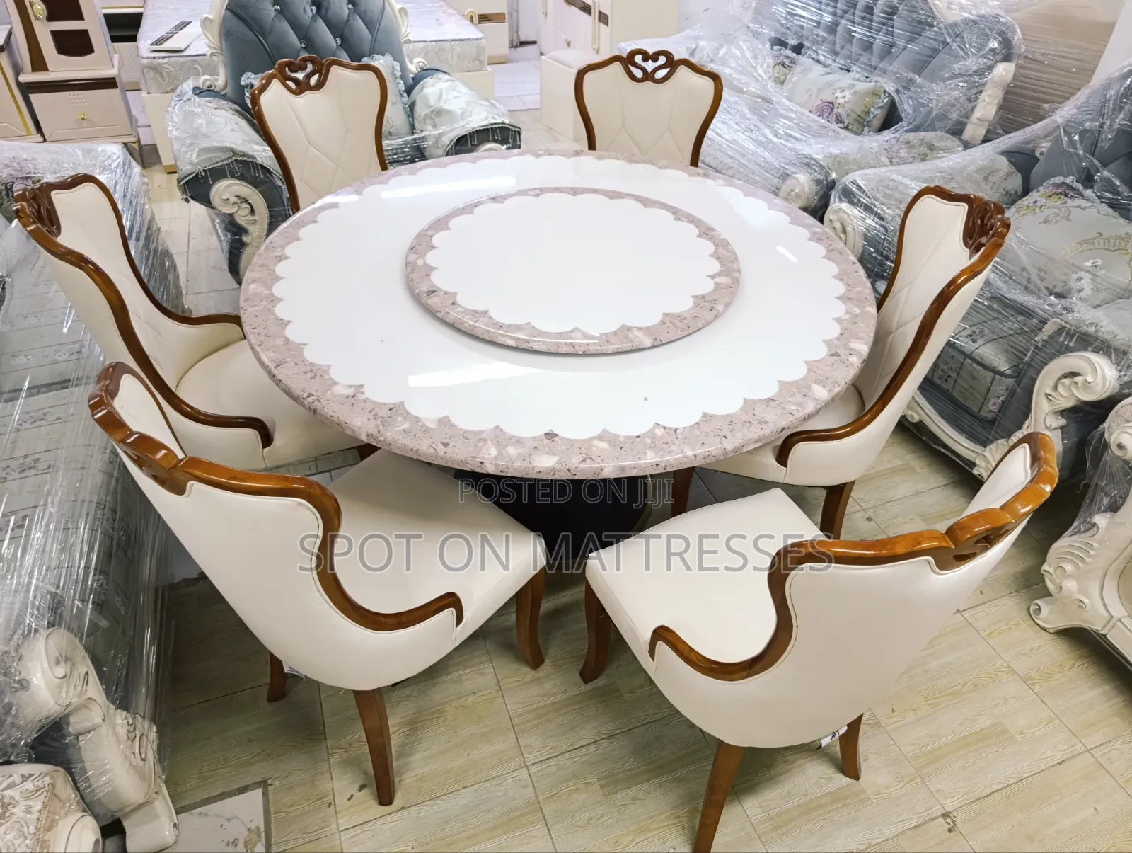 First-Rate! Quality Spinning Dining Table Set. 6-Seater Leather Seats.