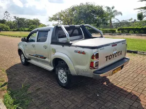 Toyota Hilux 2010 Silver