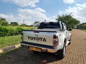 Toyota Hilux 2010 Silver