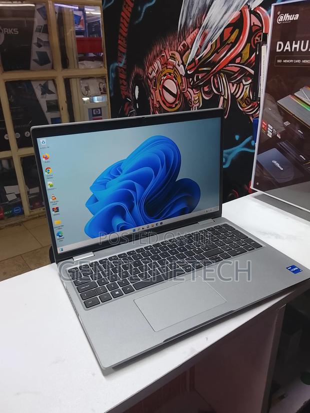 Laptop Dell Latitude 5520 8GB Intel Core i7 HDD 500GB - thumbnail 2