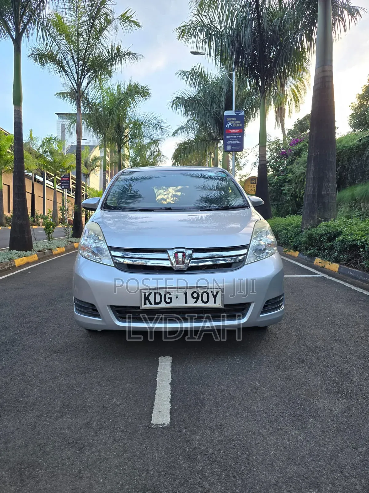 Toyota ISIS 2015 Silver
