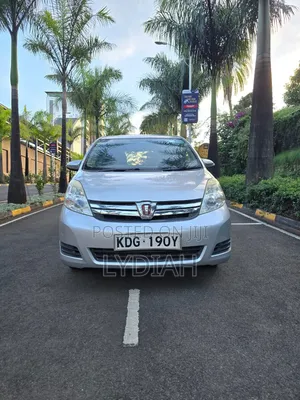 Toyota ISIS 2015 Silver