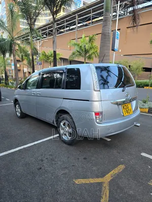 Toyota ISIS 2015 Silver