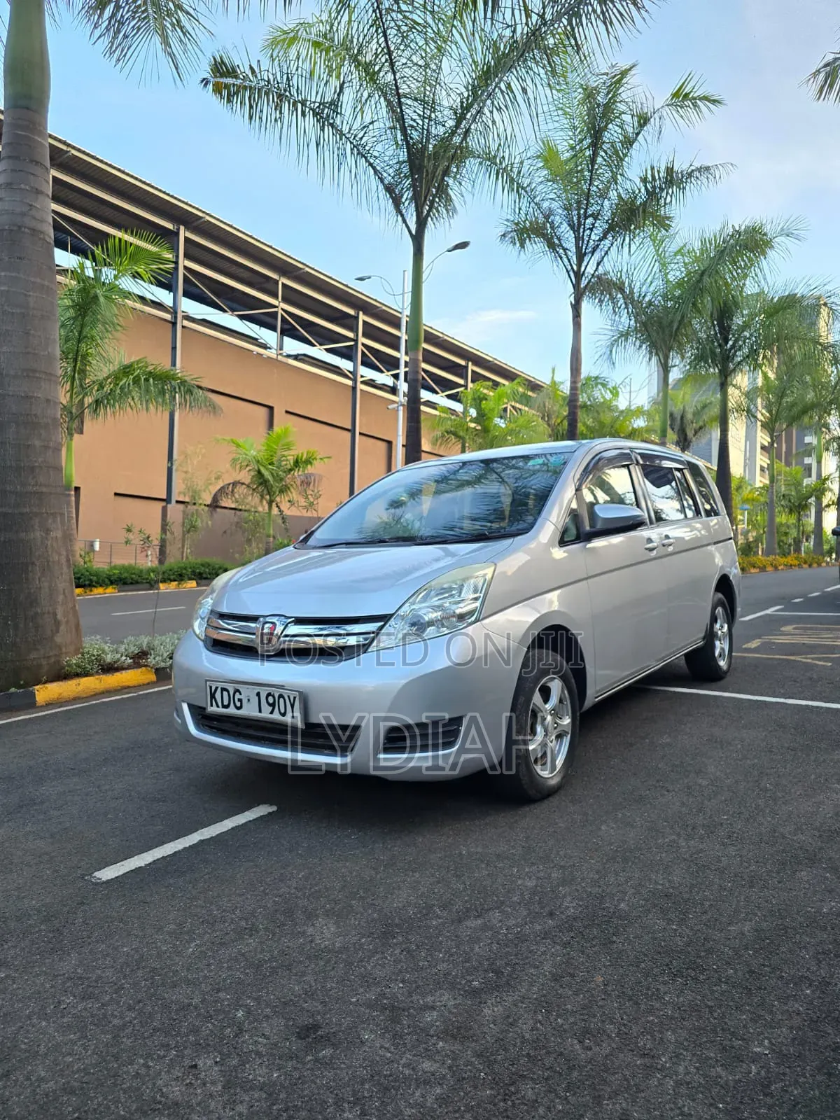 Toyota ISIS 2015 Silver