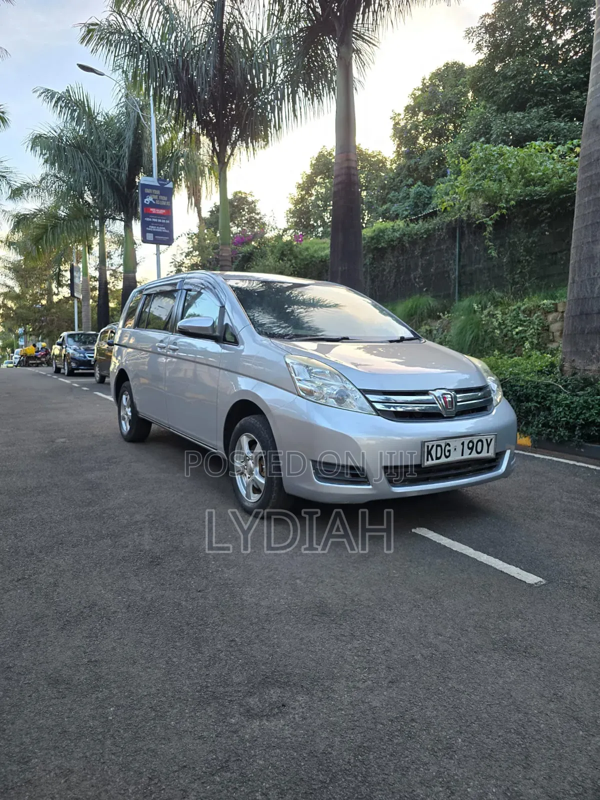 Toyota ISIS 2015 Silver