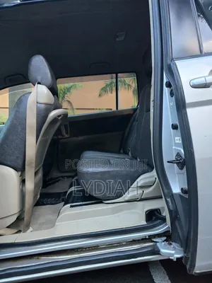 Toyota ISIS 2015 Silver