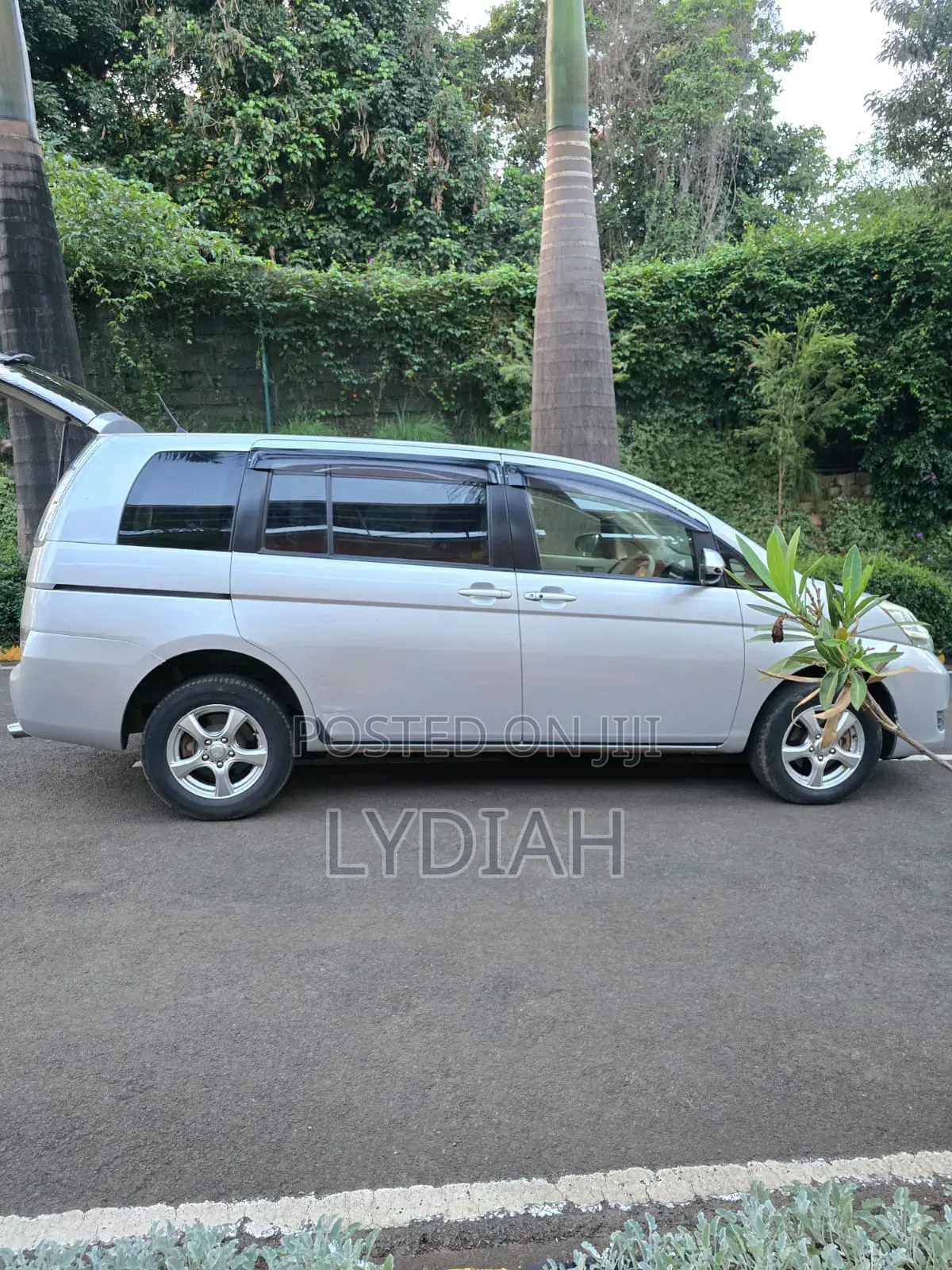 Toyota ISIS 2015 Silver