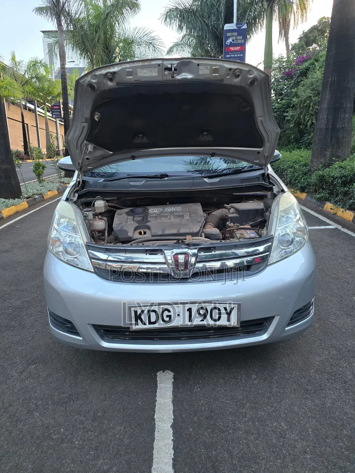 Toyota ISIS 2015 Silver