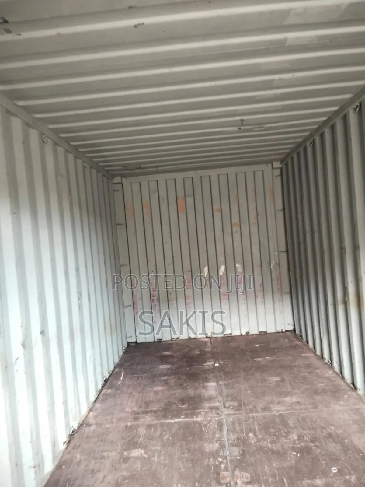 Units Safi! 20-Foot Clean Shipping Containers
