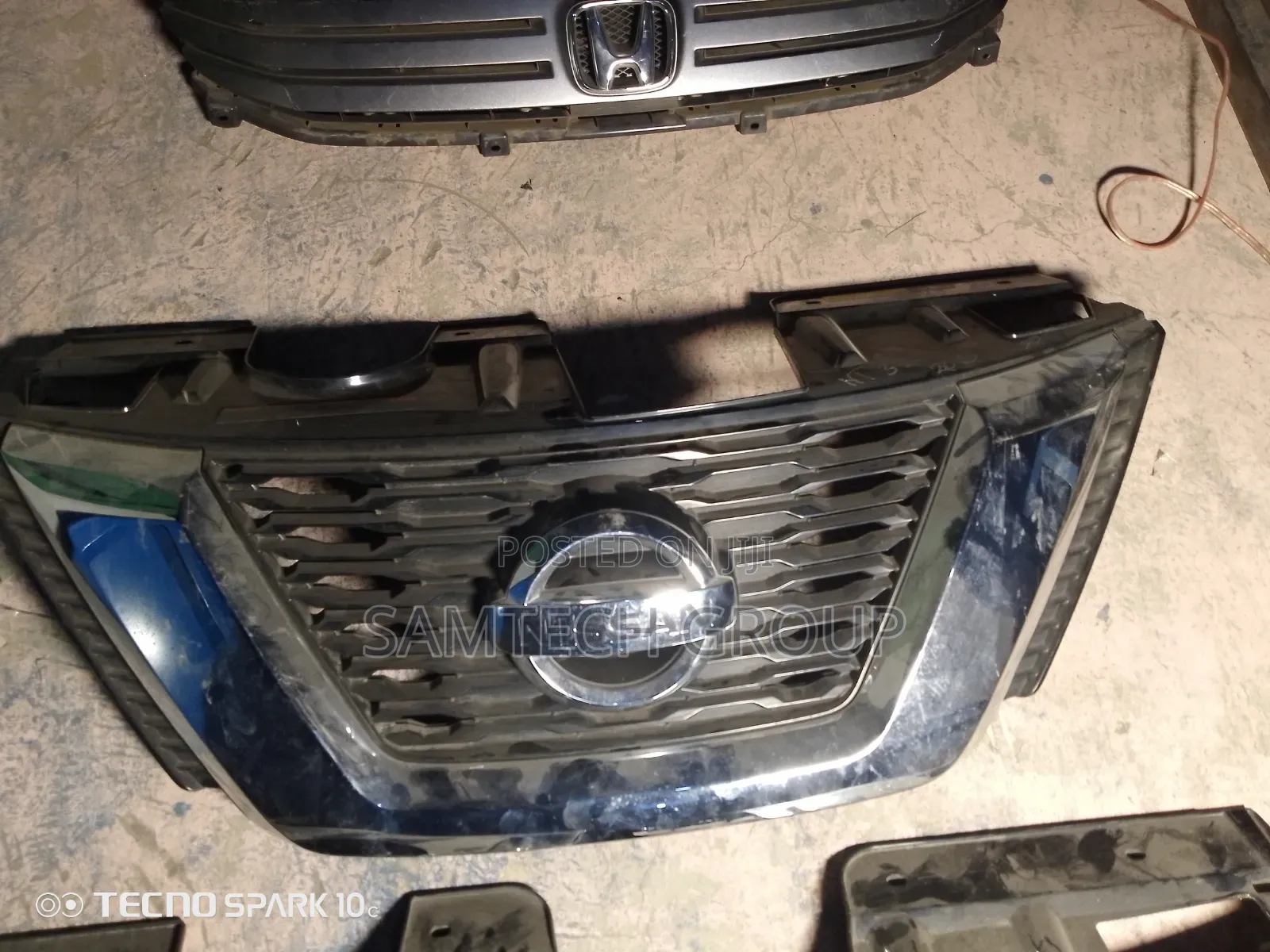 Clean Nissan X-Trail Grill 2014-2021