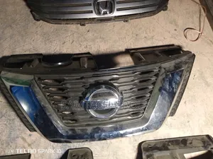Clean Nissan X-Trail Grill 2014-2021