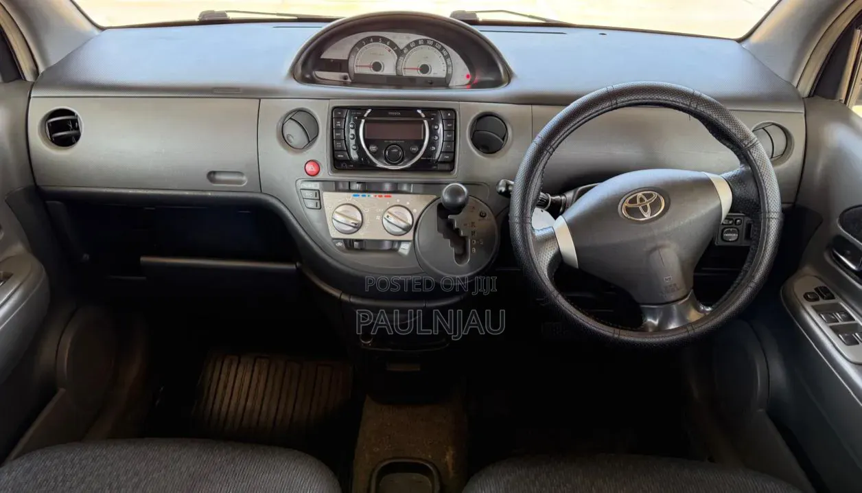 Toyota Sienta 2012