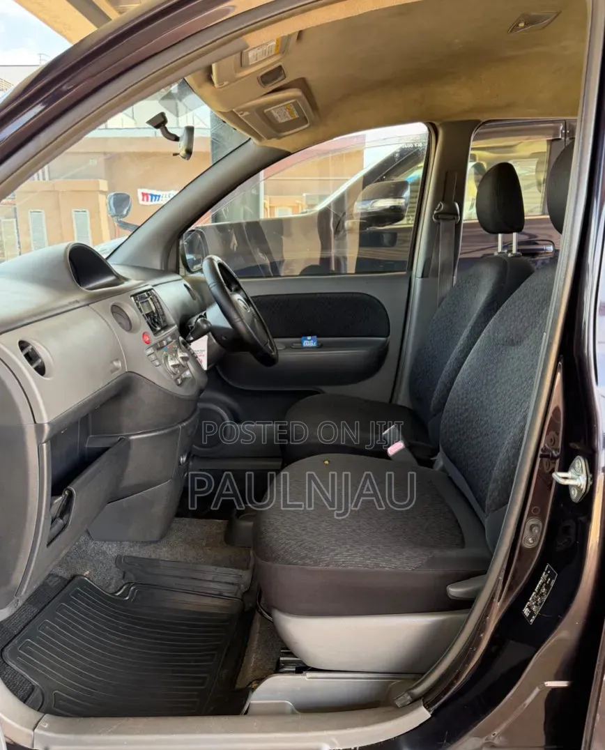 Toyota Sienta 2012