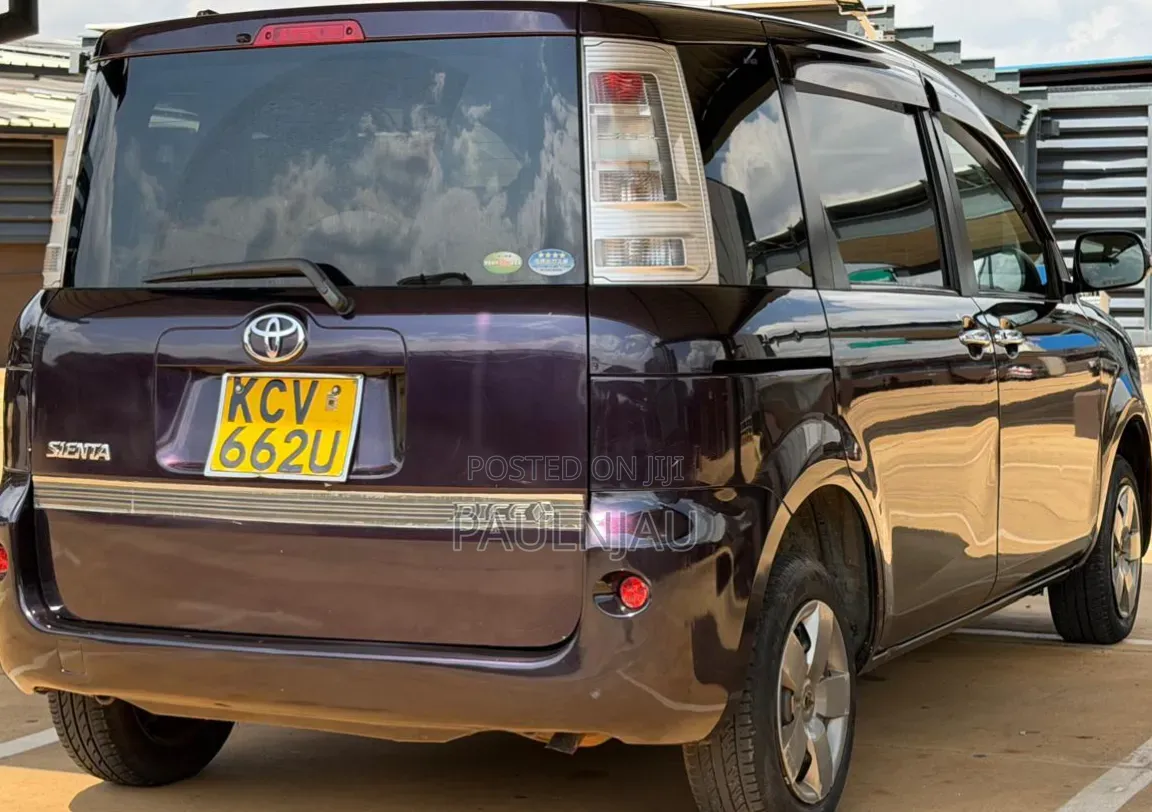 Toyota Sienta 2012