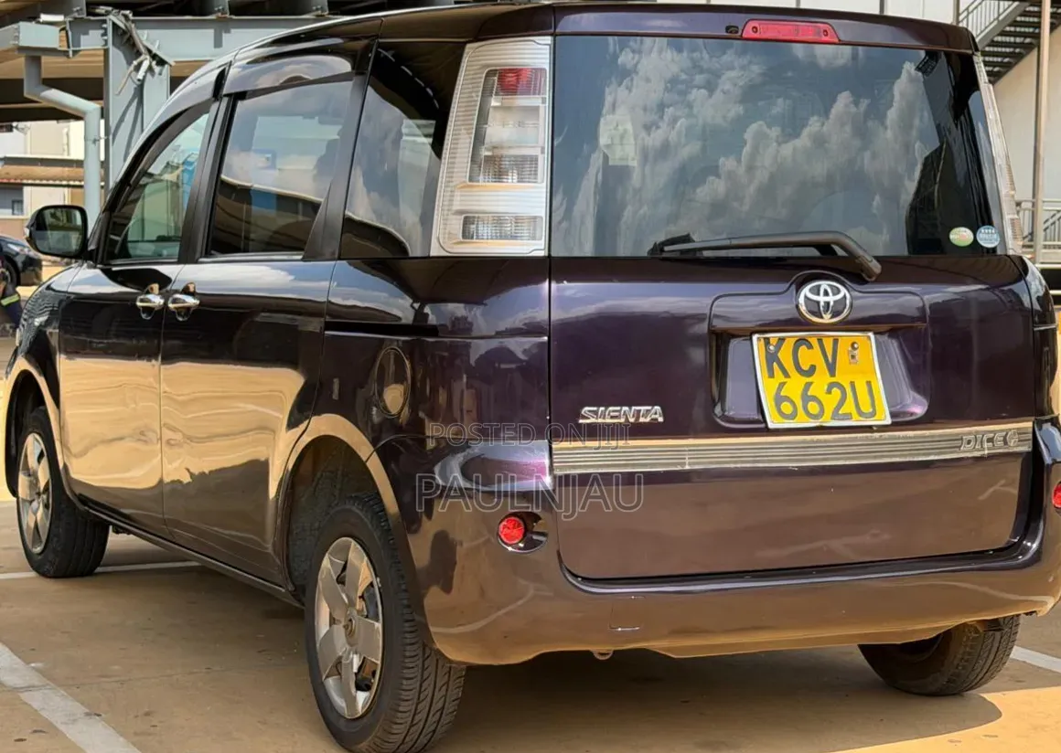 Toyota Sienta 2012
