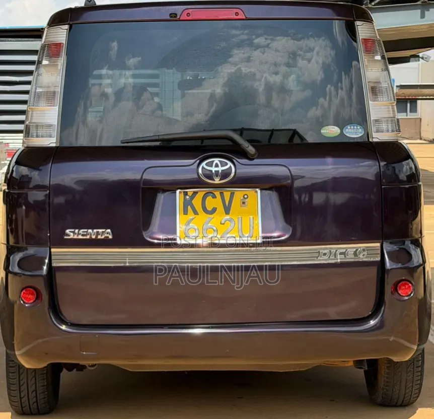 Toyota Sienta 2012